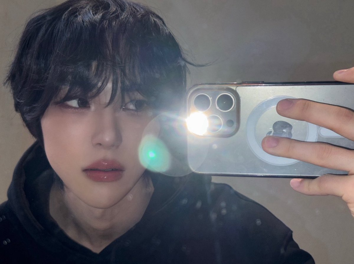 DDIRECTION_FR's tweet photo. 💭  WEVERSE  ⋮  310526

#JOOHYOUNG — a posté de nouvelles photos.

« Mon coin photo préféré. »

#DAILYDIRECTION #DD ⋅ @_official_DD https://t.co/yOnldTPclh