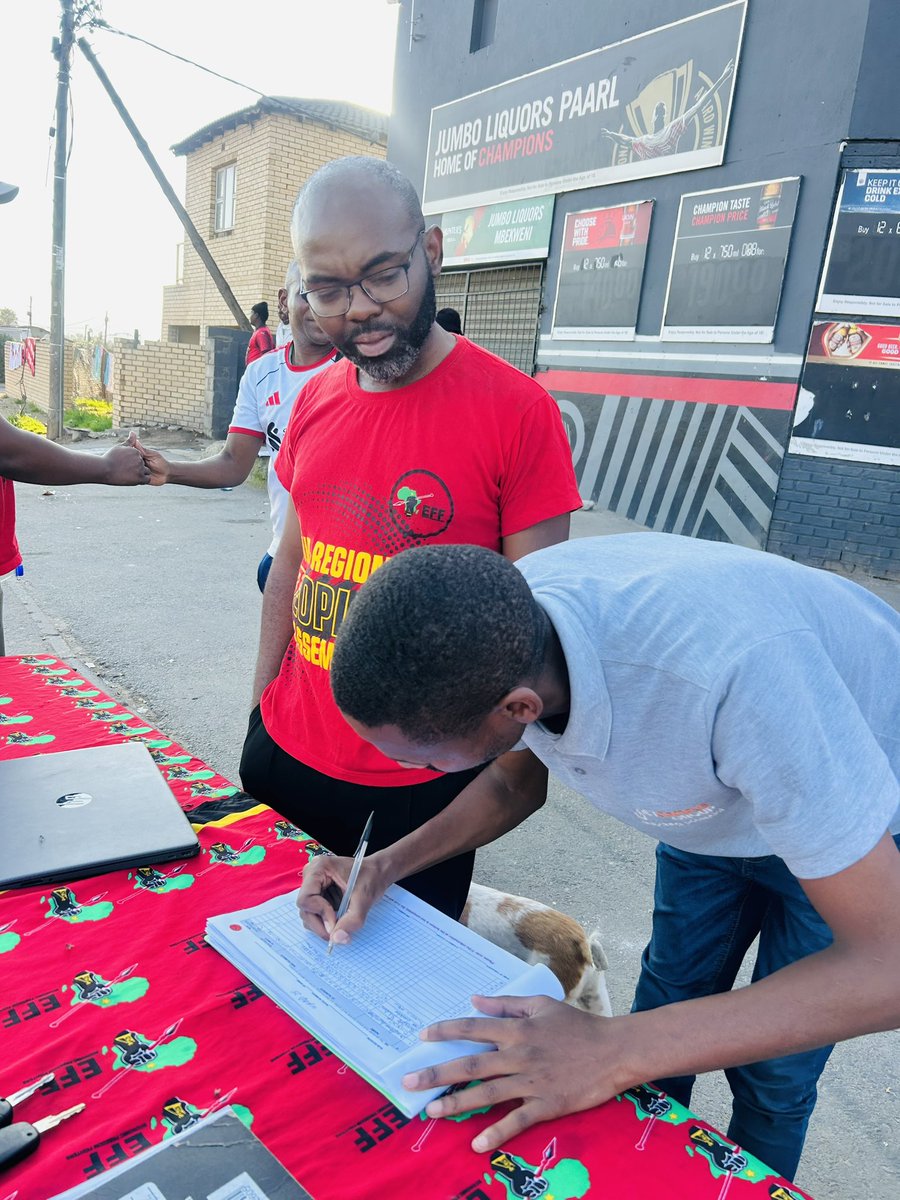 EFFDrakenstein's tweet photo. ♦️in pictures ♦️

Fighters of ward 8 are permanently on the ground registering young people to vote for EFF under Presbyterian church voting station 

@EFFSouthAfrica 
@EFFWesternCape_ https://t.co/iCJS5cW6Eg
