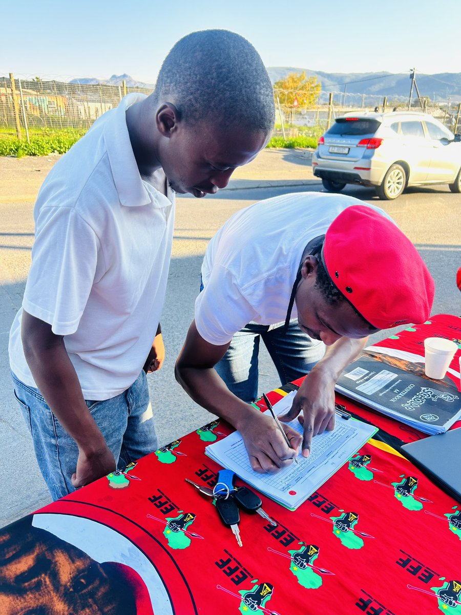 EFFDrakenstein's tweet photo. ♦️in pictures ♦️

Fighters of ward 8 are permanently on the ground registering young people to vote for EFF under Presbyterian church voting station 

@EFFSouthAfrica 
@EFFWesternCape_ https://t.co/iCJS5cW6Eg