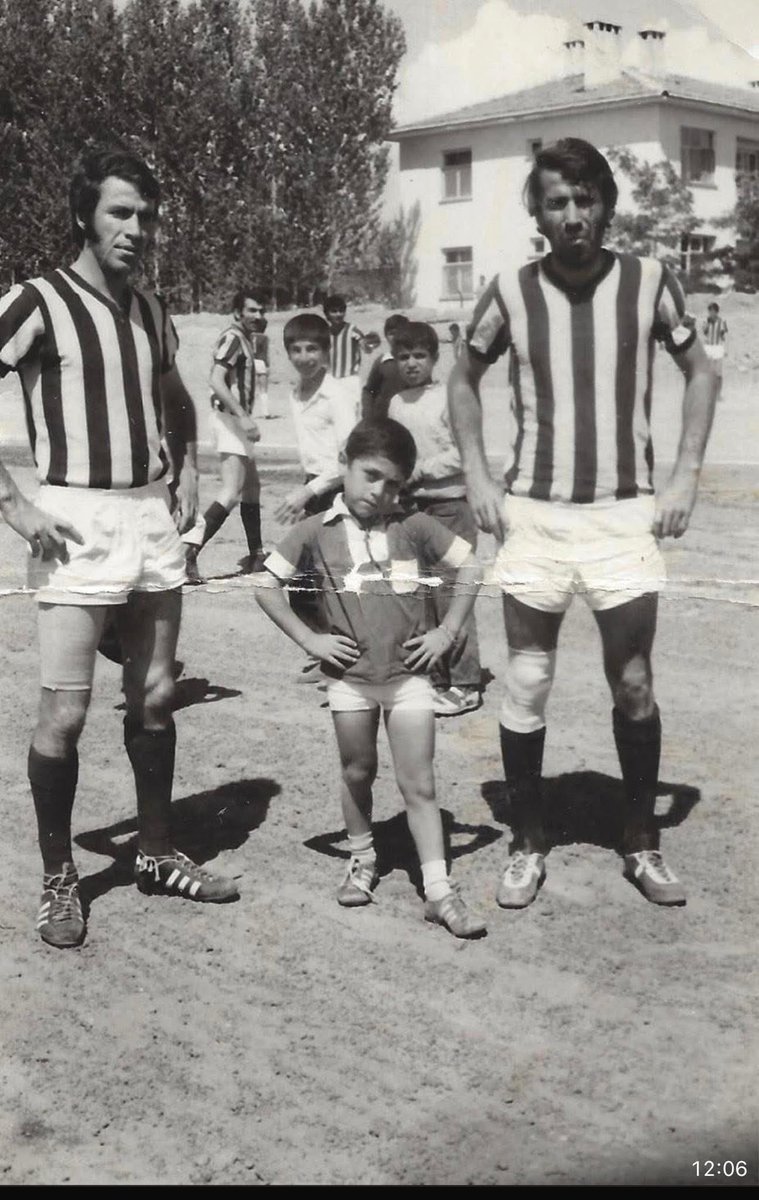 K_Turkmenoglu_V's tweet photo. Van futbolunun hafızasında önemli bir yere sahip olan, Şengençlerpor’un efsane isimlerinden Çetin Saydan’ın vefatını derin bir teessürle öğrenmiş bulunuyorum.

İkiz kardeşi Metin Saydan ile birlikte Van futboluna uzun yıllar hizmet eden, başarılarıyla ve spor ahlakıyla gönüllerde iz bırakan merhum Çetin Saydan’a Allah’tan rahmet; başta Saydan ailesi olmak üzere tüm spor camiamıza ve hemşehrilerimize sabır ve başsağlığı diliyorum.

Van futbolunun “Efsane İkizleri” artık sonsuzlukta yeniden buluştu.

Mekânı cennet, makamı âli olsun.