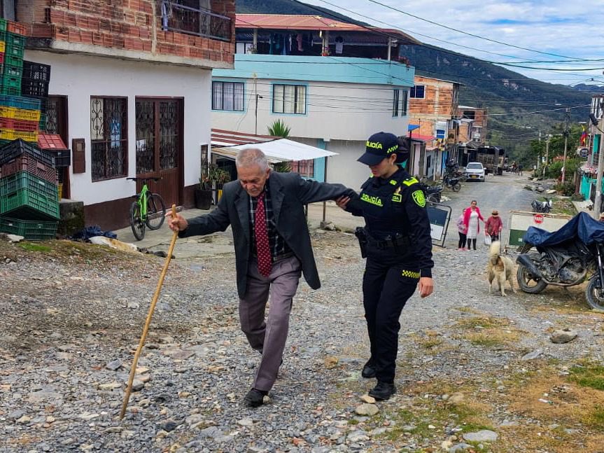 CaiVirtual's tweet photo. Con presencia en zonas urbanas y rurales, trabajamos para que cada voto se ejerza en un ambiente seguro.
#VotoSeguro https://t.co/ijCiGeWTiC