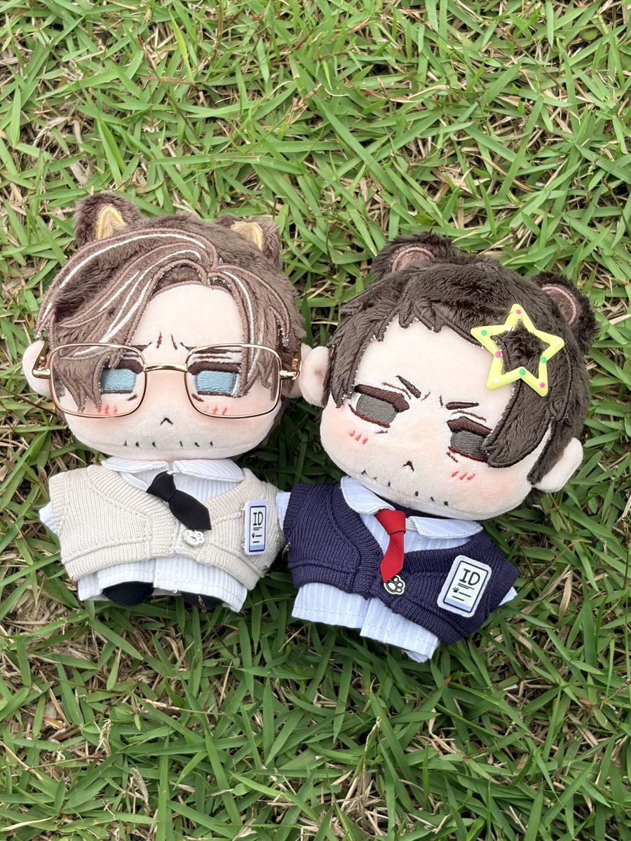 Che_Sue00's tweet photo. They're definitely touching grass 
[the accessories are not included when buying the plushies]
Preorder now:  
https://t.co/2mM7nse4k5
#ResidentEvil #LeonKennedy #ChrisRedfield #REBHFun https://t.co/nW5YpBAsw5