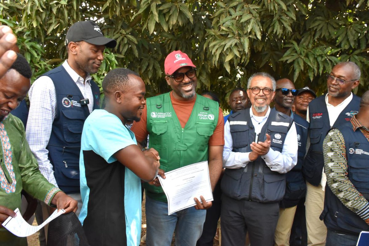 AfricaCDC's tweet photo. Four frontline health workers affected by Ebola in Ituri have been declared fully recovered and received their discharge certificates.

A powerful moment for the response teams and communities working to stop transmission and save lives.

Africa CDC stands with DRC, @Insprdc, @WHO and partners in the Ebola response.

#EbolaResponse #DRC #Ituri