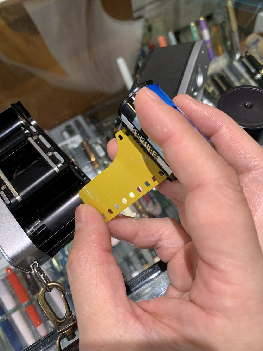 143271T's tweet photo. 現像出し完了
フィルムを求めて店に入ったら、丁度撮り終わりでその場で交換。
PEN-Dで２本、EMで半分くらいの分量でした。
特徴的な乳剤面の色だけど、仕上がりはどうなるやら…
#フィルムカメラ #忠孝新生 #忠孝敦化 https://t.co/nBoeXh6t61