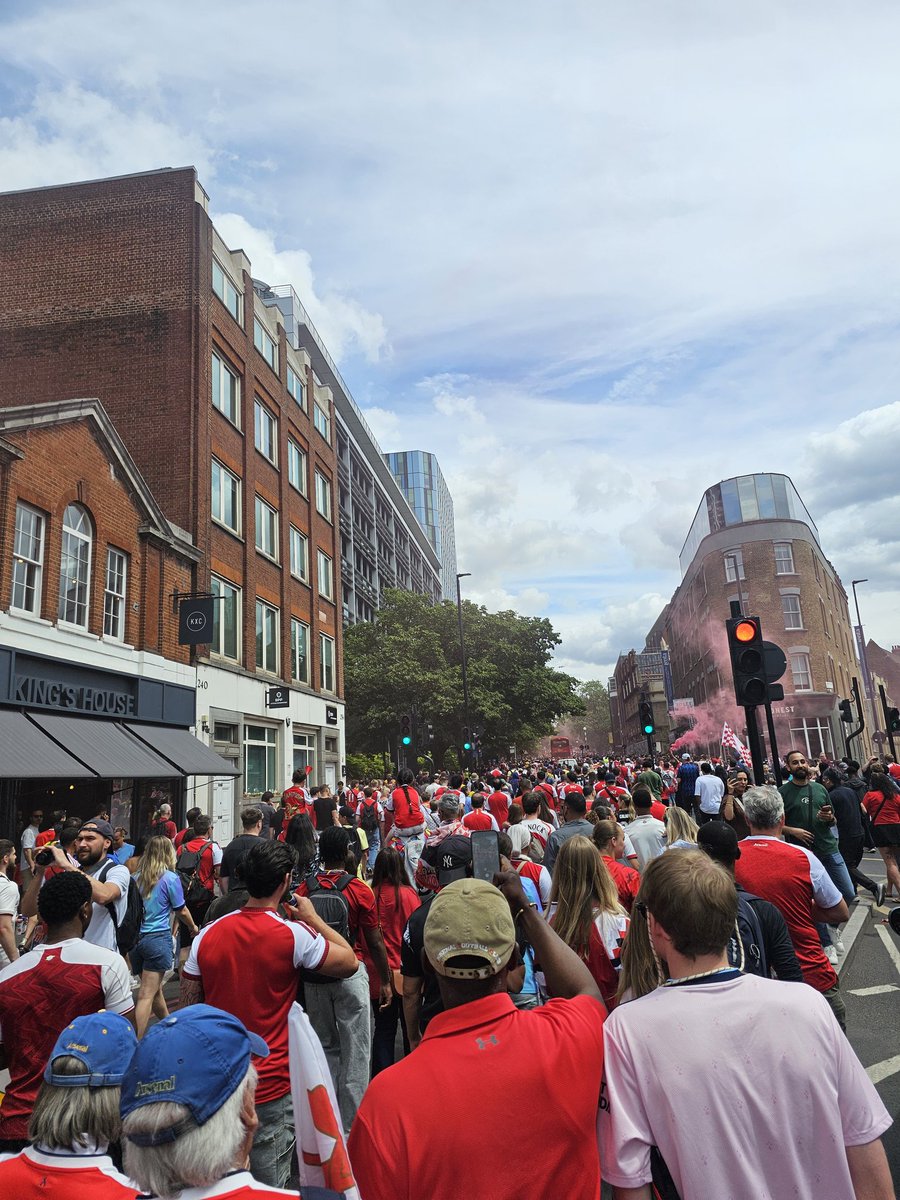 tunscalex's tweet photo. London red!!!!!! #COYG https://t.co/u5sGO44qiU
