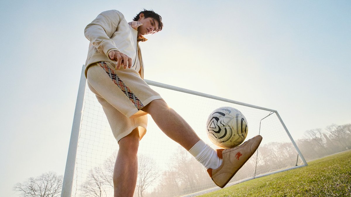 sportsmarketing's tweet photo. Zéro club sponsorisé. Zéro deal #FIFA. Et pourtant, la campagne « A Good Sport » de @Burberry avec @_DeclanRice, @Sonny7, Sudeikis et Beckham Jr est le coup marketing sportif du moment.
Le luxe ne sponsorise plus le sport. Il le met en scène.
Décryptage → https://t.co/JjgiMwkqDA https://t.co/gTVTunOELA