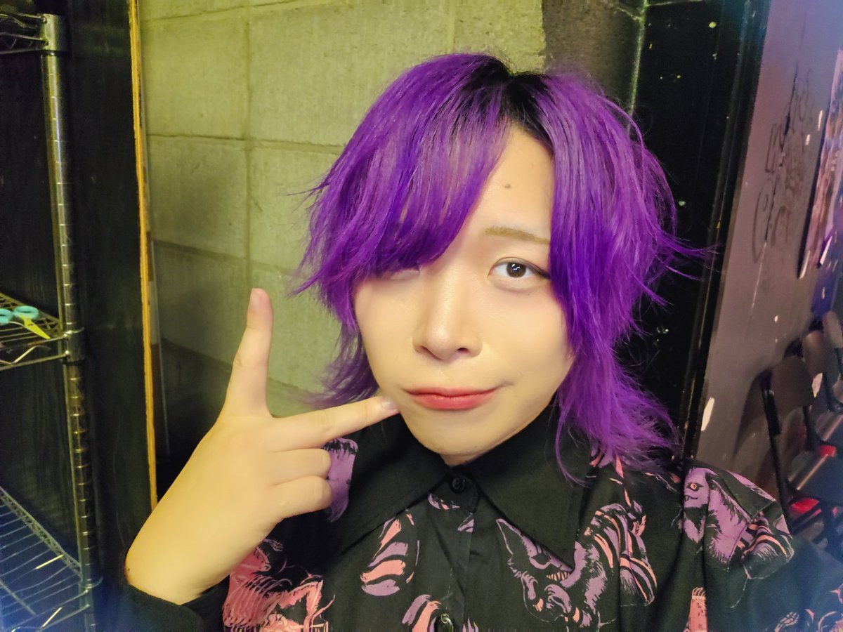 shirakawa0127's tweet photo. 2026/5/31 𝐒𝐀𝐌𝐔𝐑𝐀𝐈 𝐁𝐄𝐀𝐓 𝐄𝐩.𝟑
ありがとうございました！

素ッ敵な人たちとたッくさん一緒に歌えてよかったな〜🎤🎤🎤
曲いっぱい歌わせてもらったけどなんかまだまだ行けそうなくらい無限のパワーを感じるライブステージでした🌌

9周年で花束とケーキをいただいちゃいました🎂
祝われるの慣れてなさすぎてわたわたしちゃったけどめっっっちゃ嬉しかったな🫶

これからもがんばります！！！もっともっと良くなるぞ！！！！！💪

#SAMURAI_BEAT