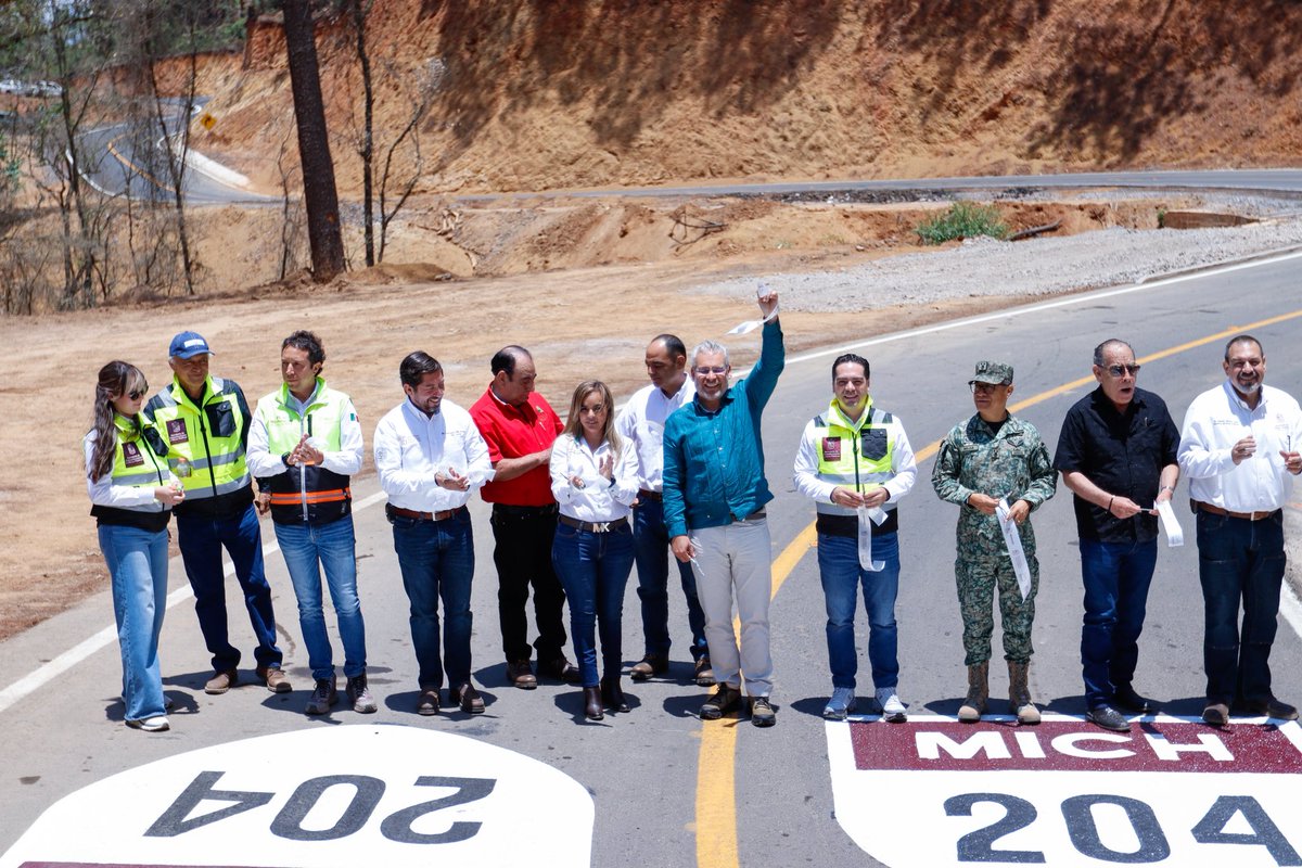 SCOPMICH's tweet photo. Cumplimos una deuda histórica y un compromiso del gobernador @ARBedolla con la región de tierra caliente con la inauguración de 26 kilómetros de la carretera Aguililla - Dos Aguas, con recursos 100% estatales.

#MichoacánEsMejor porque #MichoacánConstruye https://t.co/QlGMRwnmO3
