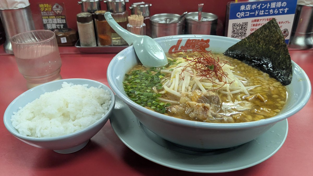 nmnrmid's tweet photo. 〆山岡家期間限定
やっぱり特味噌行くべきやった
ガツンときて癖になる
と売り文句のハズが
パンチないバラ軟骨3切れしか入って
ないもういい?
帰って車庫入れのタイミングで漏れてきた(笑) https://t.co/PWxCYmGmdi