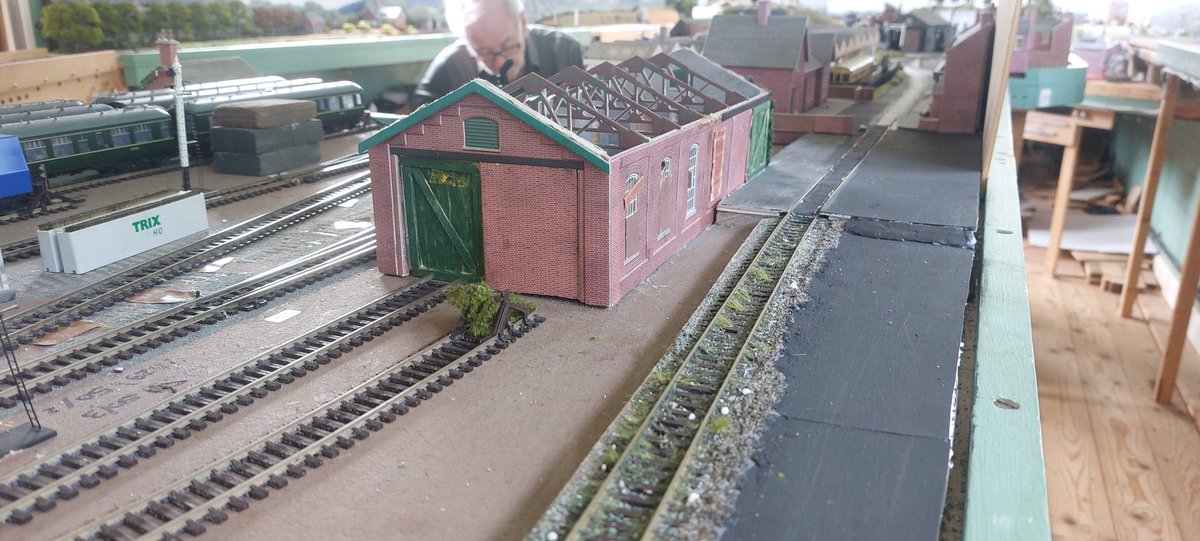 Jmodelrailgroup's tweet photo. Using my old @MetcalfeKits Engine shed. I have turned it into an abandoned goods shed https://t.co/703g5FgGNz