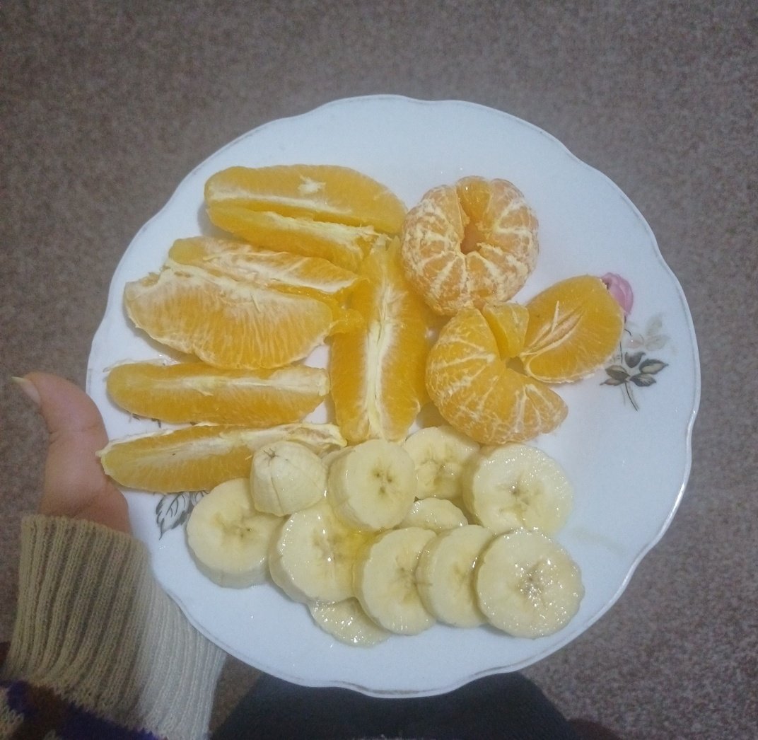 zaaff33's tweet photo. Sometimes happiness is very simple 🤍
A small plate of fruit, a quiet moment with family, and a reason to say Alhamdulillah 🙏🏻
Thank you to everyone who helps make these moments possible 🤍 https://t.co/xgMbC32FbC