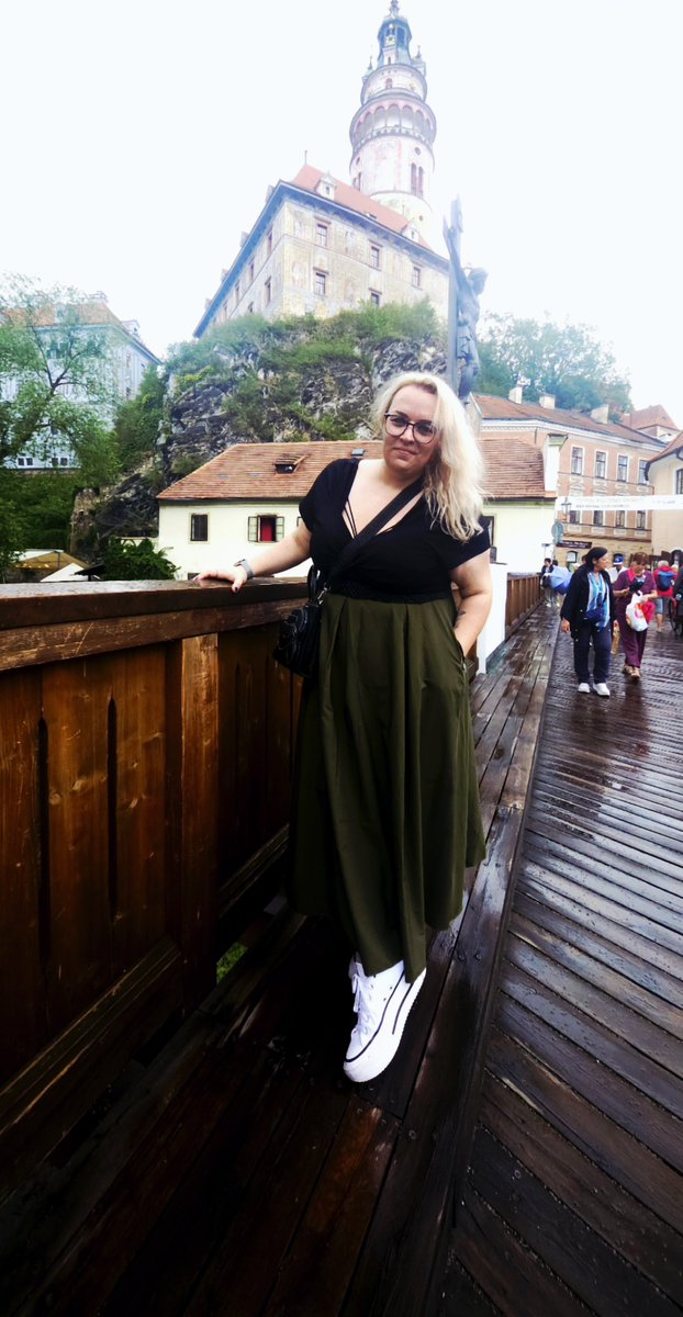 Ellliesa's tweet photo. Český Krumlov: 10 % historie, 90 % snaha neumřít na mokrých prknech v Converskách 🌧️🤷🏼‍♀️😁 https://t.co/AvDzcfVLUM