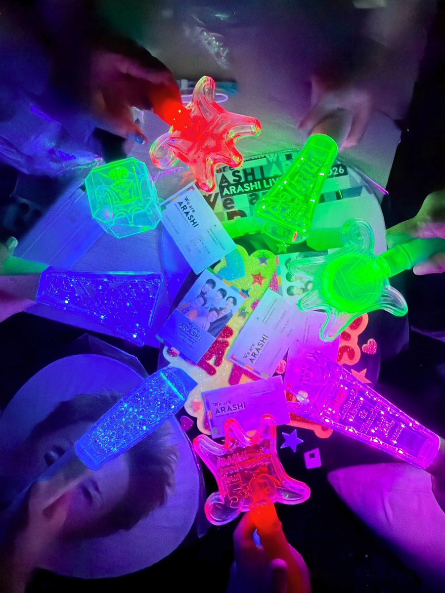 Tuckyaisato's tweet photo. จะไม่ลืมช่วงเวลาดีๆตลอด 26 ปีครึ่งที้ผ่านมา บ้ายบายยยนะ 🥹🥹

❤️💜💙💚💛

#531はおウチで嵐
#ARASHI
#WeareARASHI https://t.co/IHqNyOp6Jf