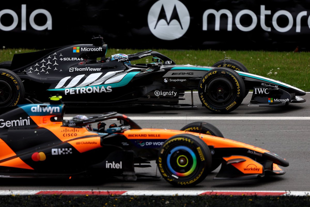 deltazamanif1's tweet photo. 🚨 FIA, motorların sıkıştırma oranını ölçme metodolojisinde yarından itibaren geçerli olacak bir değişikliğe gidiyor. 

Bugüne kadar oda sıcaklığında gerçekleştirilen teknik kontroller, artık motor sıcakken ve yağ sıcaklığı 130 °C'ye ulaştığında yapılacak. 

Mercedes cephesi ise yeni prosedür altındaki testleri sorunsuz bir şekilde geçeceğinden emin görünüyor.