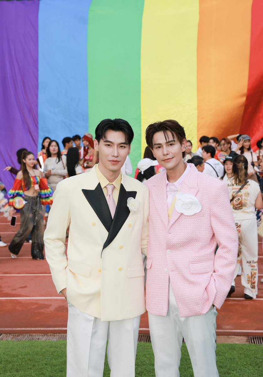 DramalandBR's tweet photo. LINDOS! #NetJJ, #TutorYim, #LongArm e 
#PodPapang foram alguns atores de BL presentes na #BangkokPride2026. https://t.co/1IszHv72kn