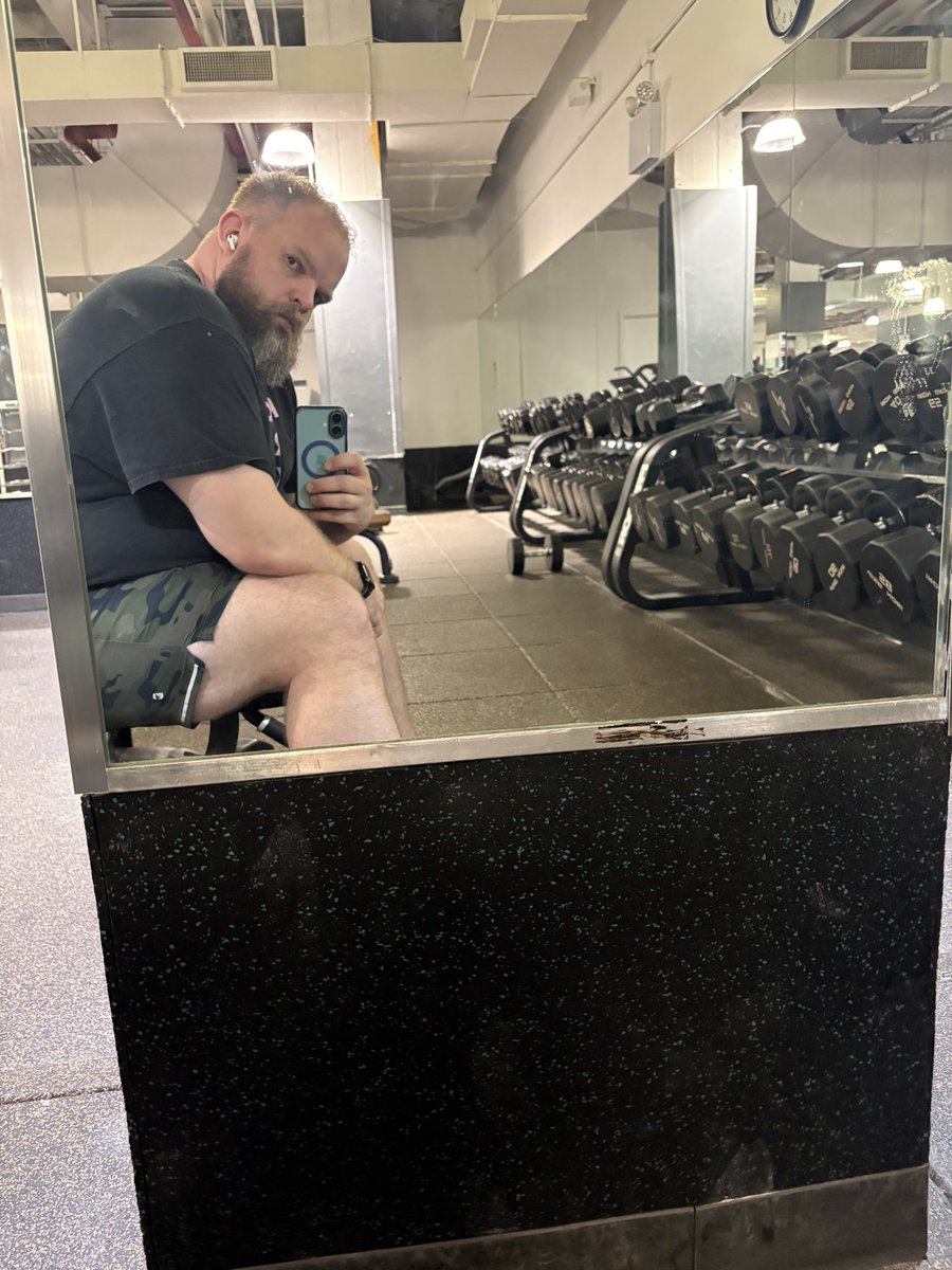 youngbear90's tweet photo. daddy is daddyin’ at the gym…. https://t.co/VvMS1MbgKh