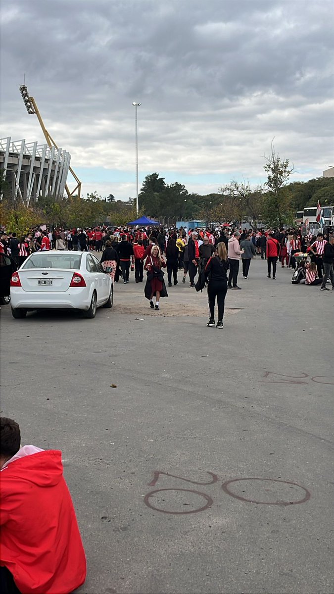 Nicobozza's tweet photo. Mucha bronca de los hinchas de #EDLP  que estuvieron más de tres horas retenidos en Rio  Cuarto y ahora los tienen demorados en la localidad de San Agustín a poco más de una hora del Kempes. Flojo el operativo de seguridad en Córdoba https://t.co/pMMbagHytz
