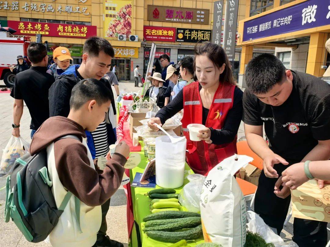dorisoneida's tweet photo. Meet your neighbors at the Community Fall Market this Sat (10am-2pm)! Fresh local produce, homemade treats u0026 fun games for all ages. No entry fee – come join the cozy vibe! https://t.co/soDeU9xAZ7
