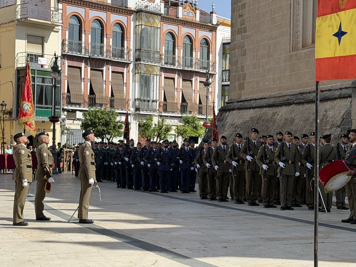 psoebadajoz's tweet photo. Esta mañana hemos asistido en la Plaza de España al izado de bandera celebrado con motivo del Día de las Fuerzas Armadas.

La portavoz del Grupo Municipal Socialista, Silvia González @silgoncha, y la concejala Sandra Caballero han acompañado este acto institucional, compartiendo con la ciudadanía una jornada de reconocimiento a la labor que desempeñan las Fuerzas Armadas al servicio de España.

Un homenaje que pone en valor la entrega, la profesionalidad y el compromiso de mujeres y hombres que trabajan cada día en defensa de nuestro país y en apoyo de la sociedad cuando más se les necesita 🇪🇸

#Badajoz #DíaDeLasFuerzasArmadas