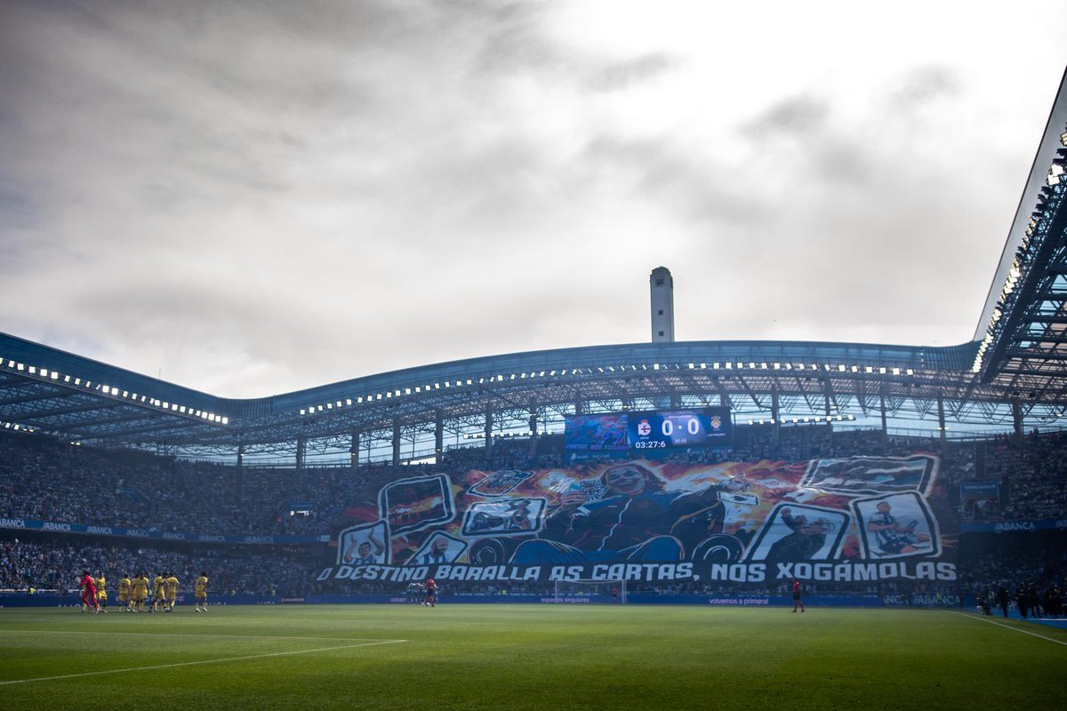 Depor_VAVEL's tweet photo. “O destino baralla as cartas, nós xogámolas.”

Riazor decide cómo jugarlas. 🎴💙
Qué barbaridad de tifo han preparado los Riazor Blues. Piel de gallina en cada rincón del estadio.

@RB1987Oficial https://t.co/iCSTkPHLU8