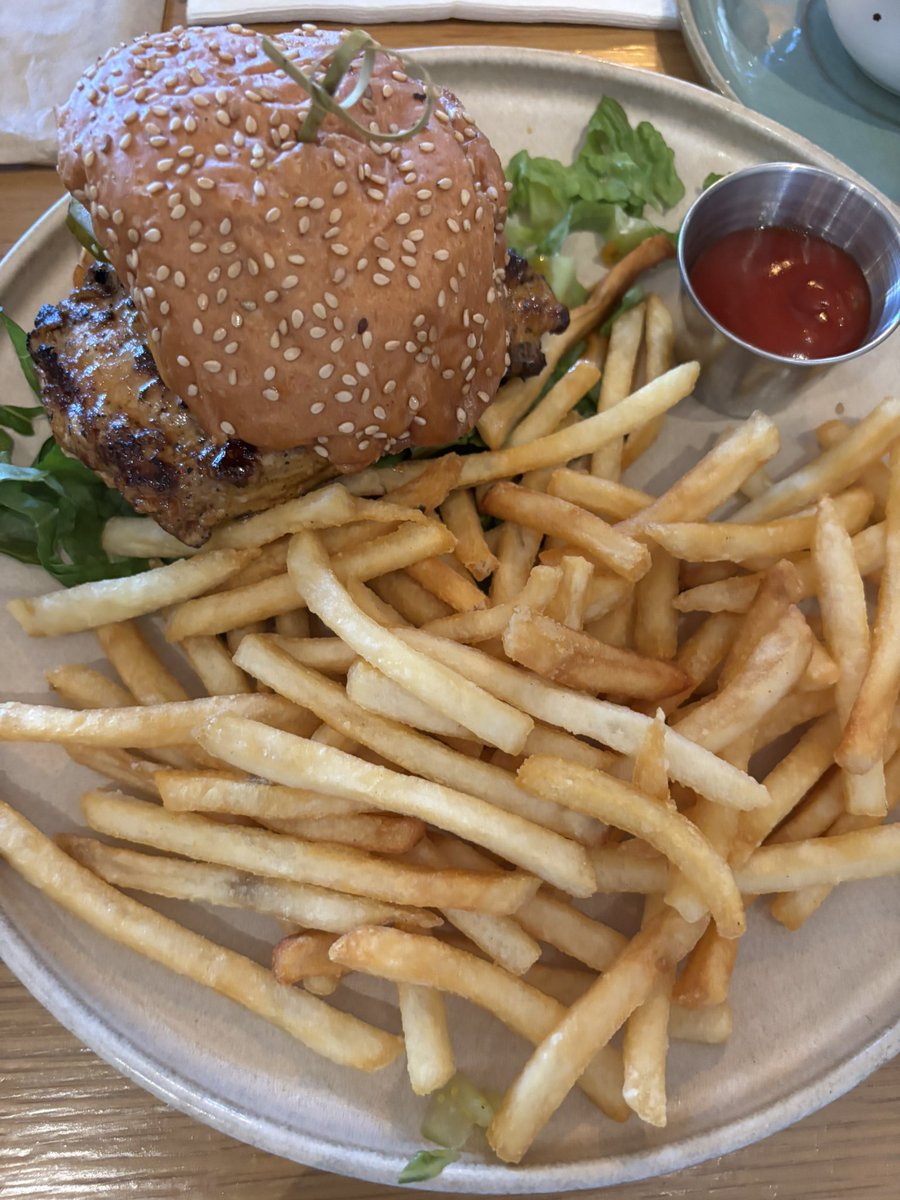 seriaIeater's tweet photo. i love chicken sandwiches https://t.co/tUSYXqEvPt