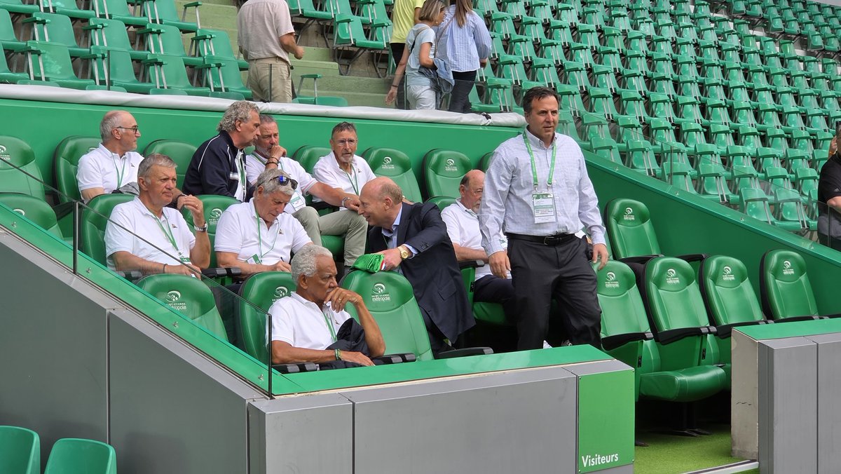 leprogres_asse's tweet photo. Une partie des Anciens Verts ont pris place sur le banc de @ASSEofficiel . https://t.co/2r9MJQSD8z