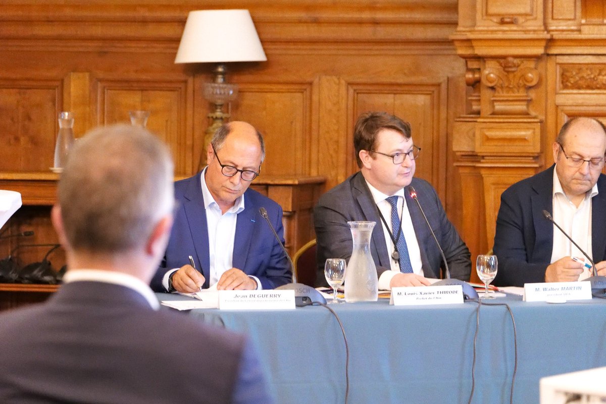 Prefet01's tweet photo. ILS FONT L’AIN | Le numérique, un enjeu majeur pour notre territoire

Jeudi 28 mai 2026, le préfet de l’Ain et le président du Conseil départemental ont réuni le premier comité numérique de l’Ain afin d’échanger avec les acteurs du territoire sur les grands défis du numérique.

Couverture mobile, déploiement de la fibre, inclusion numérique, cybersécurité ou encore intelligence artificielle : autant de sujets qui impactent directement le quotidien des Aindinoises et des Aindinois.

Dans l’Ain, 75 sites mobiles ont été mis en service ou sont en cours de construction grâce au New Deal mobile afin d’améliorer la couverture 4G dans les zones isolées.

Le département poursuit également le déploiement de la fibre avec un taux de couverture global atteignant aujourd’hui 95 %.

Le comité a aussi permis de rappeler le rôle essentiel des 24 conseillers numériques qui accompagnent chaque jour les habitants dans leurs usages du numérique et la prévention des risques en ligne.

Face aux défis à venir, l’État, le Département et l’ensemble des partenaires poursuivent un objectif commun : construire un numérique accessible, sécurisé et utile à tous.

Rendez-vous l’année prochaine pour mesurer les résultats des initiatives engagées dans l’Éducation nationale. Car une conviction s’impose : la maîtrise du numérique se construit dès le plus jeune âge.

#Ain #Numérique #Fibre #Cybersécurité #Innovation
@SIEA_01 @Departement_AIN @ANCTerritoires @Arcep