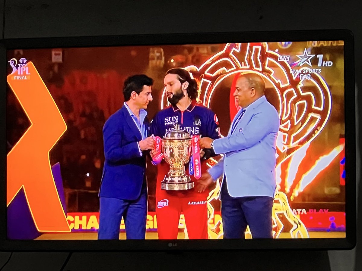 immurtjaali's tweet photo. Form is temporary, loyalty is permanent, and lifting that IPL trophy will be the ultimate redemption for RCB! ❤️ #iplchampion 
#rcb 
#Viratkohli https://t.co/A8zbFRZVHZ