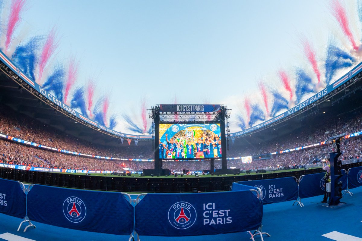 vtv_ecuador's tweet photo. #Deportes ¡FIESTA EN #PARIS! El #PSG, con 🇪🇨 #WillianPacho, llegó a Francia y comenzó a festejar la #CHAMPIONS conquistada con sus hinchas en la #TorreEiffel. https://t.co/8x5x7Hxx1r