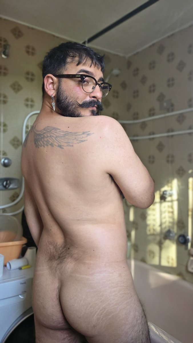 Chas4hung's tweet photo. Come rub my back 😏 any volunteer? https://t.co/JQ5JNuHgFn
