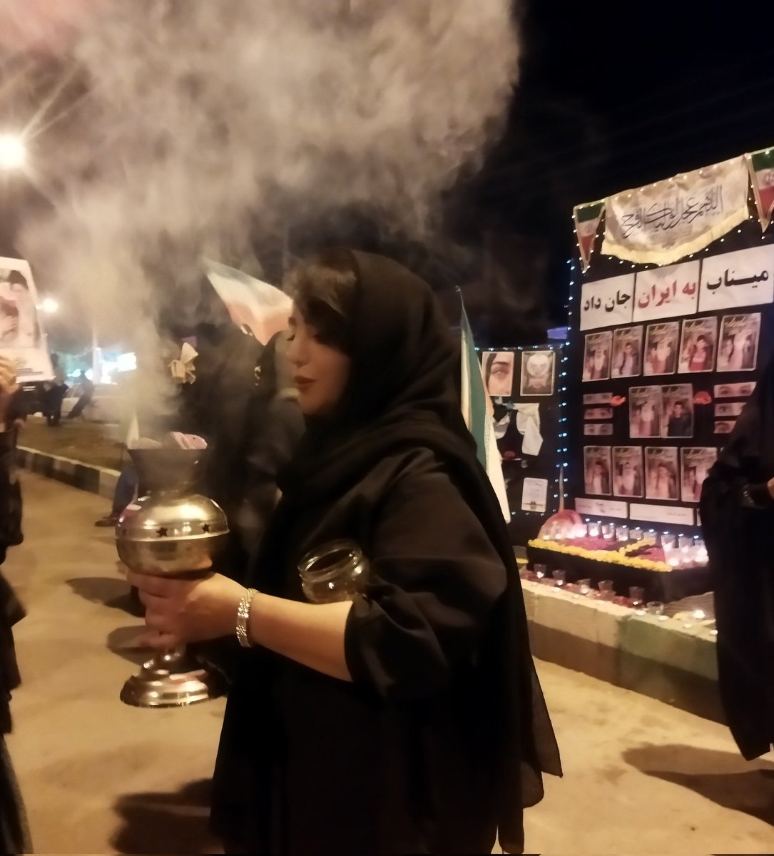 shoghparvaz13's tweet photo. بیش از نود شبه حضور داره و یه گوشه از خیابون رو یاد بود بچه های میناب کرد 
خدا عزتت بده دختر ایران.. 🌹
#خیابان_ایران
#IranianOnIt https://t.co/2dmK3qxJIz