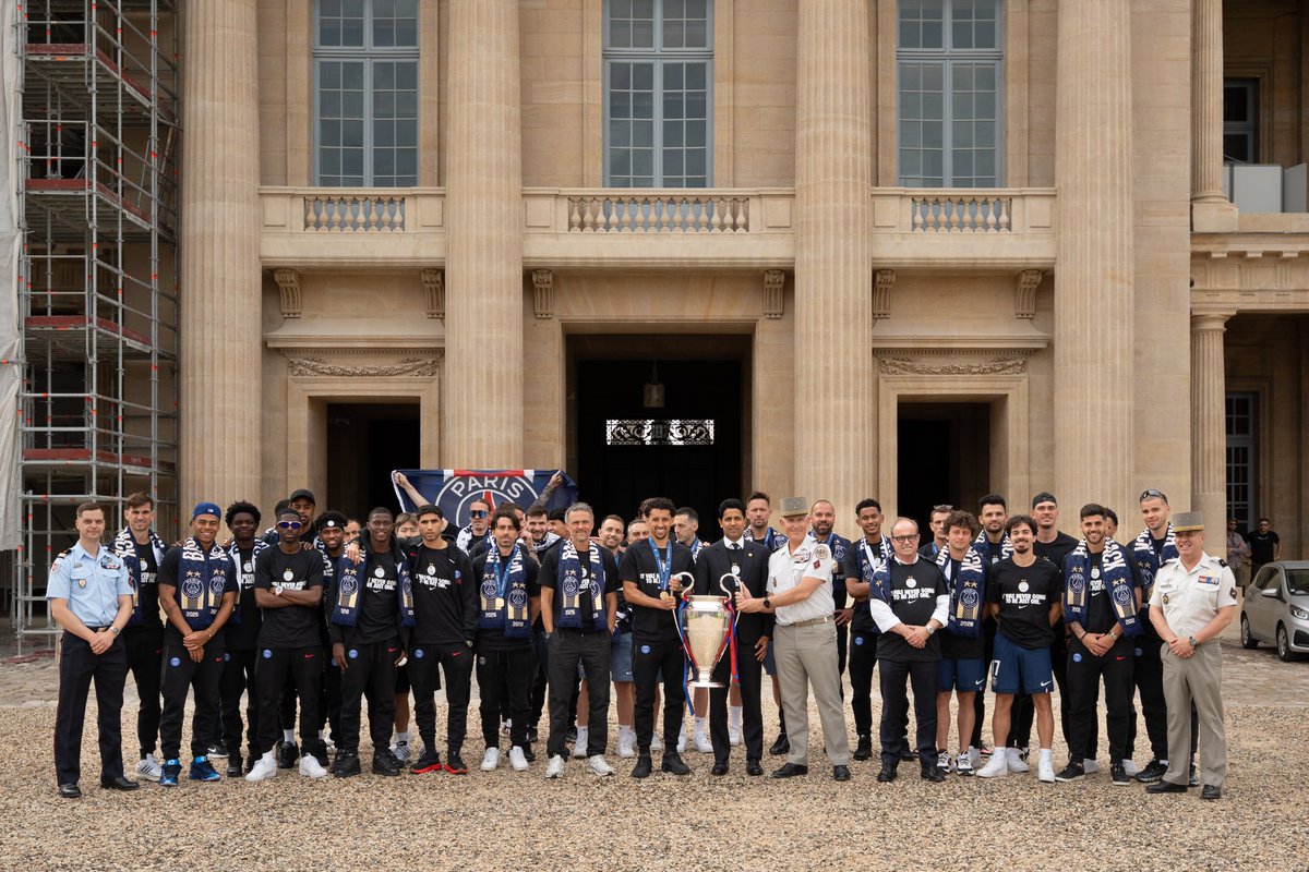 Gouv_mili_Paris's tweet photo. Paris est magique !!

J’ai eu le privilège d’accueillir le @PSG_inside à leur retour de Budapest 

Et de les féliciter pour leur incroyable parcours ⭐️⭐️ https://t.co/yrJRgrb03U