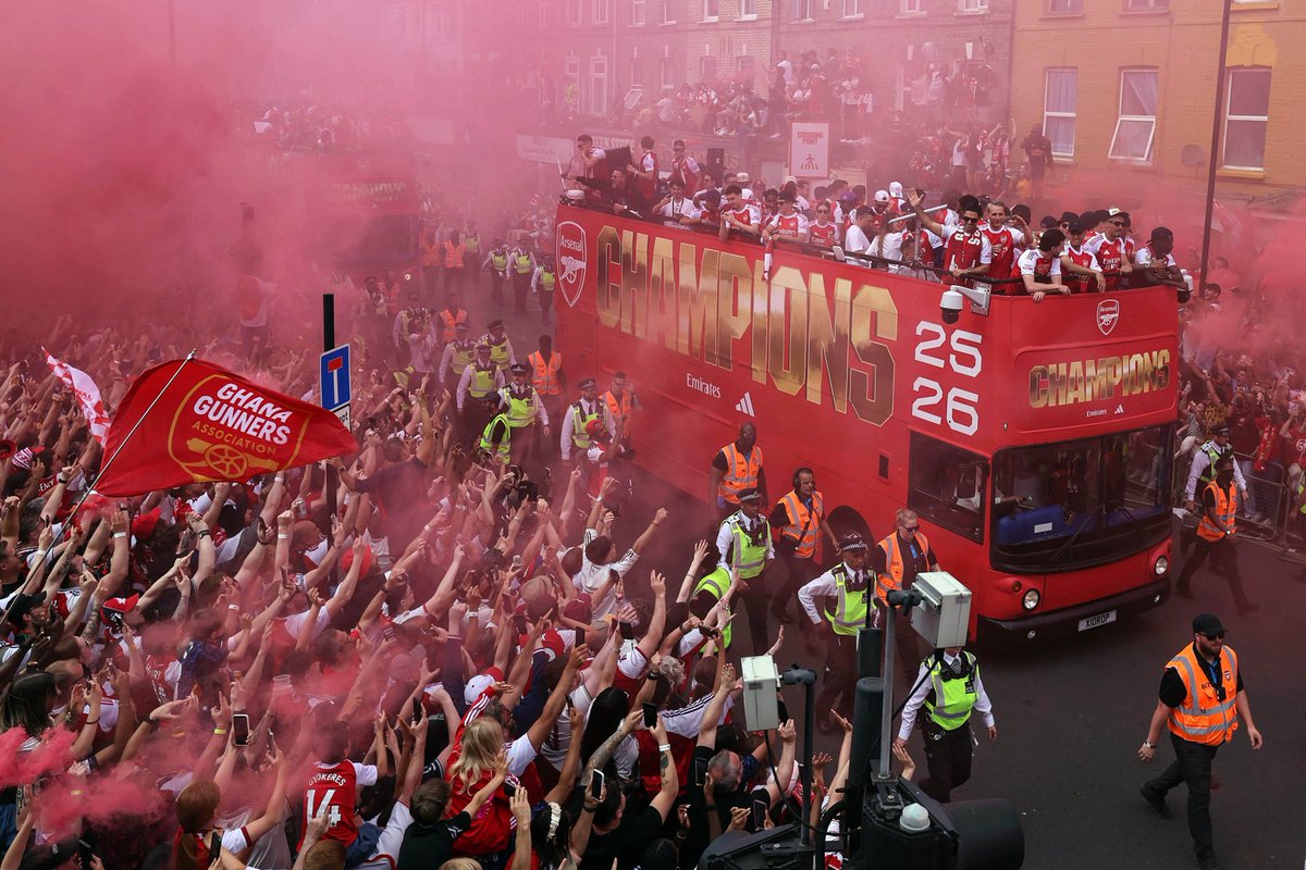 CBSSportsGolazo's tweet photo. London turned red for Arsenal’s Premier League champions parade 👏🔴 https://t.co/cGyHK7IViz