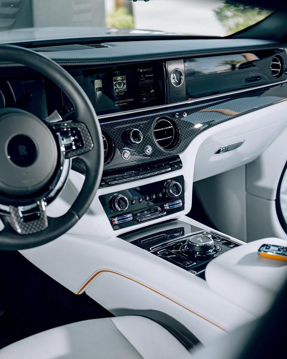 WealsyZen's tweet photo. 2025 Rolls Royce Black Badge Spectre https://t.co/uQbqmpMFx1