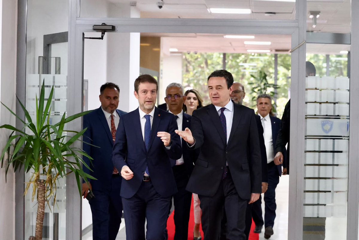 HoxhaFer's tweet photo. 📍Prishtinë - Takim i hapur, vëllazëror dhe po aq përmbajtësor me #Kryeministrin e Republikës së Kosovës, z. Albin Kurti.🇦🇱🇽🇰

Analizuam ecurinë e marrëdhënieve dypalëshe dhe u ndalëm veçanërisht te nevoja për ndërmarrjen e hapave konkretë dhe praktikë për thellimin e mëtejshëm të bashkëpunimit mes dy vendeve tona. Vlerësuam se niveli i shkëlqyer i marrëdhënieve politike duhet të shoqërohet me rezultate edhe më të prekshme në fusha me interes të drejtpërdrejtë për qytetarët tanë.

Në këtë kuadër, theksuam nevojën për të çuar përpara projekte me rëndësi strategjike dhe kombëtare, duke filluar nga #Hekurudha Kuq e Zi dhe zhvillimi i korridoreve energjetike e të transportit, deri te forcimi i mëtejshëm i bashkëpunimit në arsim, kulturë, shkencë, siguri, mbrojtje dhe diplomaci.

Riafirmova mbështetjen e plotë dhe të gjithanshme të Shqipërisë për Republikën e #Kosovës në çdo aspekt që kontribuon në forcimin e demokracisë, shtetit të së drejtës, institucioneve dhe subjektivitetit të saj ndërkombëtar. 

#Shqipëria do të vazhdojë të qëndrojë krah #Kosovës, me përkushtim, solidaritet dhe vizion afatgjatë, si në planin dypalësh ashtu edhe në arenën ndërkombëtare, duke mbështetur përpjekjet e saj për konsolidimin e mëtejshëm të shtetit në interesin e drejtpërdrejtë të të gjithë qytetarëve të saj, një investim i rëndësishëm për forcimin e stabilitetit, sigurisë dhe bashkëpunimit në mbarë rajonin e #BallkanitPerëndimor.

#Bashkë
#KrahpërKrah🤝