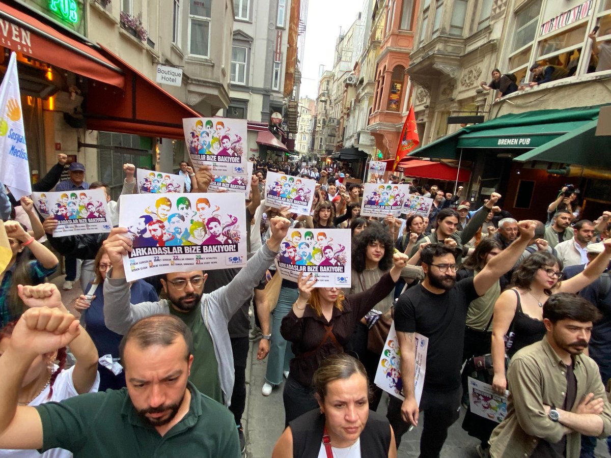 solpartistanbul's tweet photo. 13. Yılında Gezi Direnişi yolumuzu aydınlatıyor! ⭐️

Taksim'in tüm cadde ve sokaklarını polis barikatlarıyla kapatmalarına rağmen Mis sokaktayız, alanlardayız!

Karanlık gidecek, Gezi Kalacak! 

#GeziyeÖzgürlük 
#Gezi13Yaşında https://t.co/21wiOEQJ0I