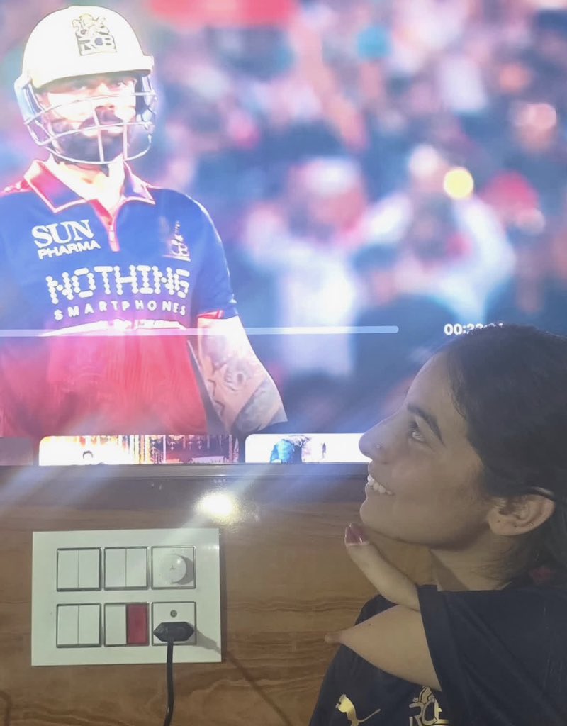 mykishtwar's tweet photo. Sheetal Devi - Para Archer from Kishtwar (J&amp;K) is a big fan of @imVkohli and @RCBTweets 
Supporting her favourite team in #RCBvsGT @IPL final https://t.co/gqPtB7hetX