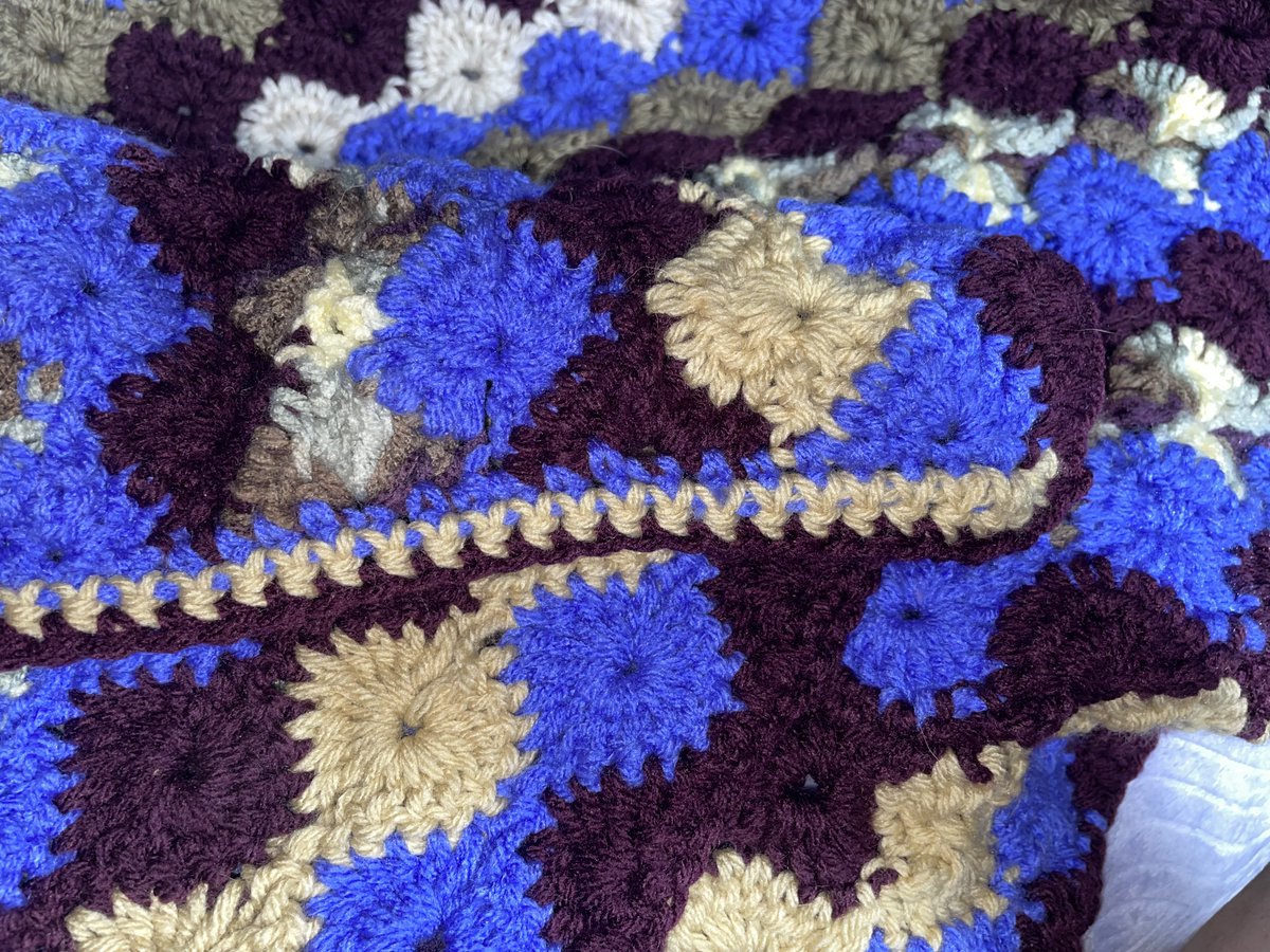 cookiedulce5's tweet photo. Finally Finished my @RedHeartYarns With Love #Starburst blanket https://t.co/YFBtIEsXfp