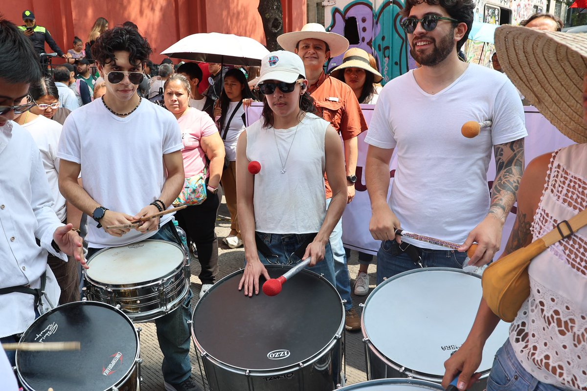 rosaicela_'s tweet photo. La gente continúa llegando al #MonumentoALaRevolución para celebrar con orgullo el trabajo de la Presidenta @Claudiashein. ¡Se siente la calidez y el respaldo! Hay música, baile y mucha alegría. 🇲🇽#RendiciónDeCuentas #ClaudiaDaResultados https://t.co/M9XjoBkXkQ