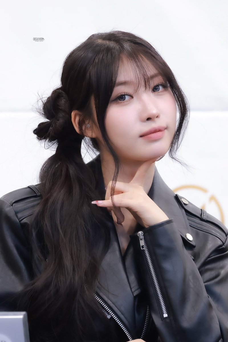 S2mch0805's tweet photo. 260313 대면팬싸 HQ🤍

예뽀니 아기👶🏻💗

#EVERGLOW #에버글로우
#시현 #SIHYEON https://t.co/s8lmfsM5Ju