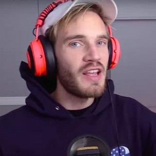 lightkongx's tweet photo. pewdiepie sessiz sedasız yeni bir yapay zeka projesi yayınladı ve şu an silikon vadisindeki çoğu startupın milyon dolarlar harcayıp yapamadığı bir şeyi tamamen ücretsiz olarak sundu.

çoğu kişi ai kullandığını sanıyor ama sadece büyük şirketlerin veri madeni olmuş durumdalar. promptlarınıza yazdığınız her şey bir sunucuda depolanıp işleniyor. pewdiepie ın piyasaya sürdüğü odysseus projesi tam olarak bu döngüyü kırmak için tasarlandı. tamamen açık kaynaklı ve kendi bilgisayarınızda lokal olarak çalışıyor. yani verilerinizin kontrolü yüzde yüz sizde kalıyor.

sistemin içindeki yapay zeka ajanı sıradan bir sohbet botu değil, kendi kendine evrimleşebilen bir yapı. bilgisayarınızdaki dosyaları yönetiyor, programları çalıştırıyor ve sizin yerinize webde derin araştırmalar yapıyor. her gün sizinle etkileşime girdikçe çalışma tarzınızı öğrenip kendi içinde devasa bir hafıza oluşturuyor. entegre mail istemcisiyle gelen kutunuzu yönetiyor ve dokümanlarınızı düzenliyor.

en büyük problem olan lokal ai kurma zorluğunu da çok zekice çözmüşler. sistem bilgisayarınızın donanımını otomatik tarıyor ve cihazınıza en uygun modeli tek bir tıkla indirip çalıştırıyor.

büyük şirketlerin aylık aboneliklerle ve kapalı sistemlerle satmaya çalıştığı gizlilik ve kişiselleştirme deneyimi artık herkesin bilgisayarında bedava çalışabiliyor. kişisel yapay zeka asistanları için oyunun kuralları şu an yeniden yazılıyor.