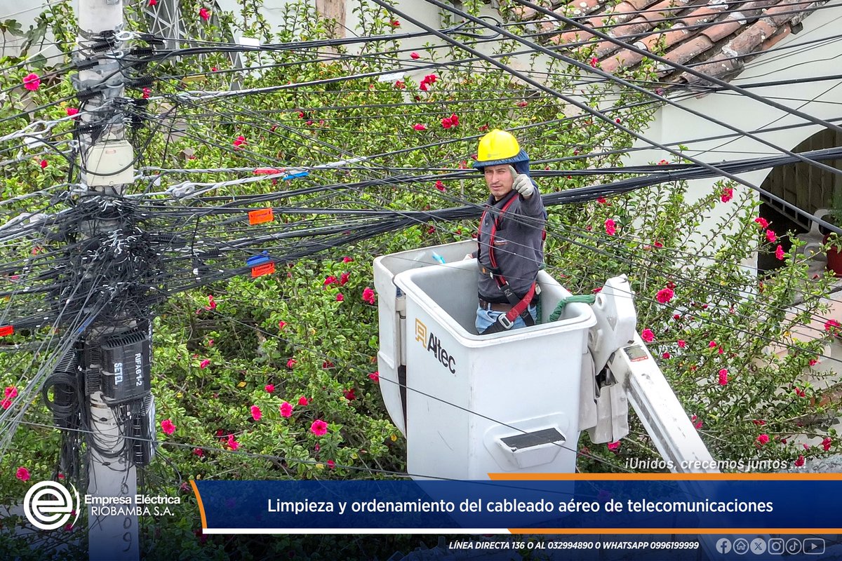 EERSA_EC's tweet photo. 𝐒𝐞𝐠𝐮𝐢𝐦𝐨𝐬 𝐫𝐞𝐜𝐮𝐩𝐞𝐫𝐚𝐧𝐝𝐨 𝐞𝐥 𝐨𝐫𝐝𝐞𝐧 𝐲 𝐬𝐞𝐠𝐮𝐫𝐢𝐝𝐚𝐝 𝐞𝐧 𝐧𝐮𝐞𝐬𝐭𝐫𝐚𝐬 𝐜𝐚𝐥𝐥𝐞𝐬⚡🚧| Este día, nuestros equipos técnicos ejecutaron trabajos de ordenamiento de cableado de telefonía en  𝑪𝒂𝒍𝒍𝒆 𝑽𝒂𝒓𝒈𝒂𝒔 𝑻𝒐𝒓𝒓𝒆𝒔 𝒆𝒏𝒕𝒓𝒆 𝑫𝒂𝒏𝒊𝒆𝒍 𝑳𝒆𝒐́𝒏 𝑩𝒐𝒓𝒋𝒂 𝒚 𝑷𝒓𝒊𝒎𝒆𝒓𝒂 𝑪𝒐𝒏𝒔𝒕𝒊𝒕𝒖𝒚𝒆𝒏𝒕𝒆👷‍♂️🔌, acciones que permiten mejorar la imagen urbana y reducir riesgos para la ciudadanía.
Por seguridad, algunas vías permanecieron cerradas temporalmente, por lo que agradecemos la comprensión de conductores, moradores y ciudadanía en general 🙌🚗 .
