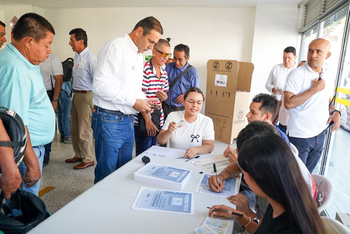 GralJuvenalDiaz's tweet photo. La democracia se construye con la participación de todos

Desde las 6:30 de la mañana instalamos el PMU para coordinar el seguimiento de la jornada electoral en todo Santander. Puntualmente a las 8:00 a. m. dimos apertura oficial a las elecciones desde la Registraduría y, posteriormente, me dirigí al barrio Kennedy para ejercer mi derecho al voto.

Invito a todos los santandereanos a participar de esta jornada con tranquilidad, respeto y responsabilidad. Desde el PMU seguimos coordinando acciones con la Fuerza Pública, los organismos de control y las autoridades locales para garantizar unas elecciones seguras y en paz.

Los invito a hacer valer su voz en las urnas. Cada voto cuenta y fortalece nuestra democracia.