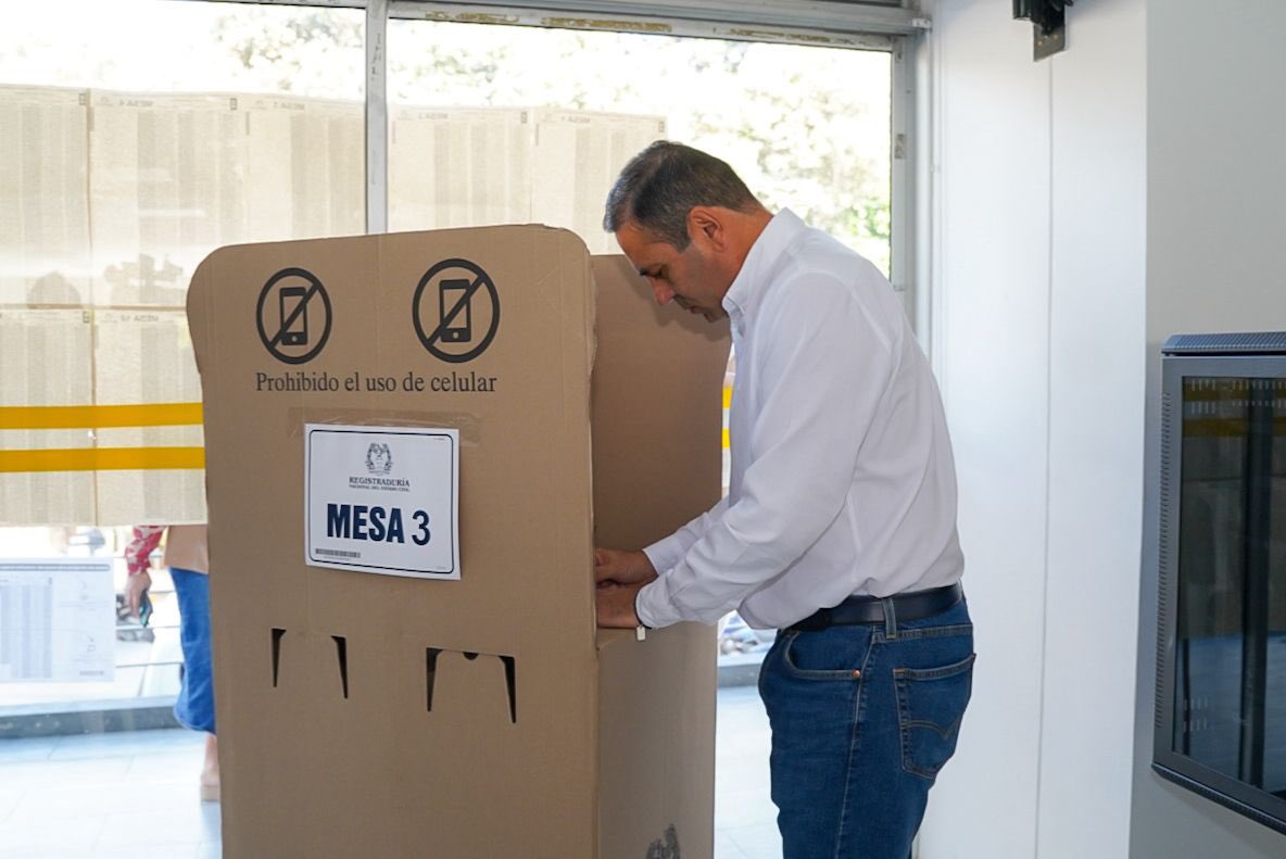 GralJuvenalDiaz's tweet photo. La democracia se construye con la participación de todos

Desde las 6:30 de la mañana instalamos el PMU para coordinar el seguimiento de la jornada electoral en todo Santander. Puntualmente a las 8:00 a. m. dimos apertura oficial a las elecciones desde la Registraduría y, posteriormente, me dirigí al barrio Kennedy para ejercer mi derecho al voto.

Invito a todos los santandereanos a participar de esta jornada con tranquilidad, respeto y responsabilidad. Desde el PMU seguimos coordinando acciones con la Fuerza Pública, los organismos de control y las autoridades locales para garantizar unas elecciones seguras y en paz.

Los invito a hacer valer su voz en las urnas. Cada voto cuenta y fortalece nuestra democracia.