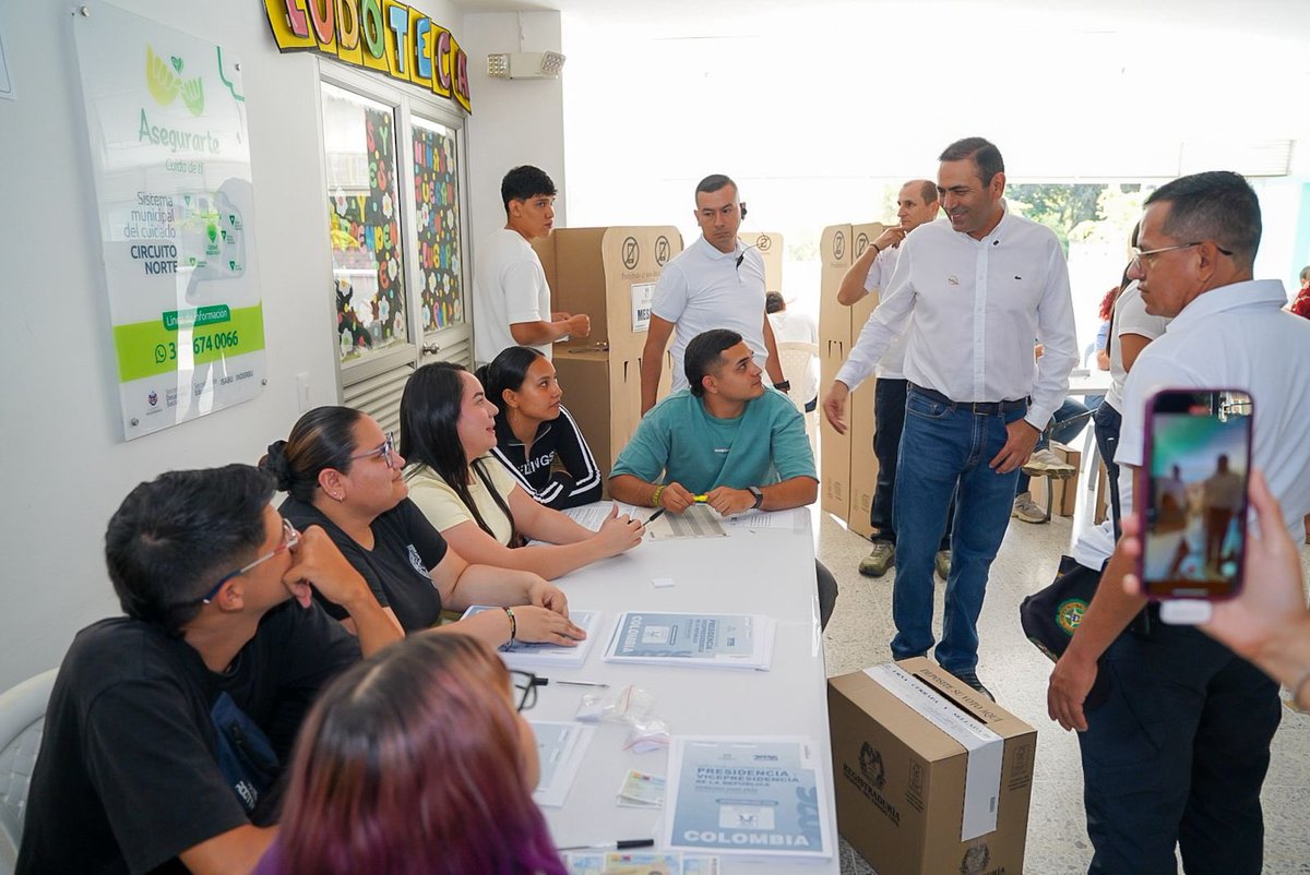 GralJuvenalDiaz's tweet photo. La democracia se construye con la participación de todos

Desde las 6:30 de la mañana instalamos el PMU para coordinar el seguimiento de la jornada electoral en todo Santander. Puntualmente a las 8:00 a. m. dimos apertura oficial a las elecciones desde la Registraduría y, posteriormente, me dirigí al barrio Kennedy para ejercer mi derecho al voto.

Invito a todos los santandereanos a participar de esta jornada con tranquilidad, respeto y responsabilidad. Desde el PMU seguimos coordinando acciones con la Fuerza Pública, los organismos de control y las autoridades locales para garantizar unas elecciones seguras y en paz.

Los invito a hacer valer su voz en las urnas. Cada voto cuenta y fortalece nuestra democracia.