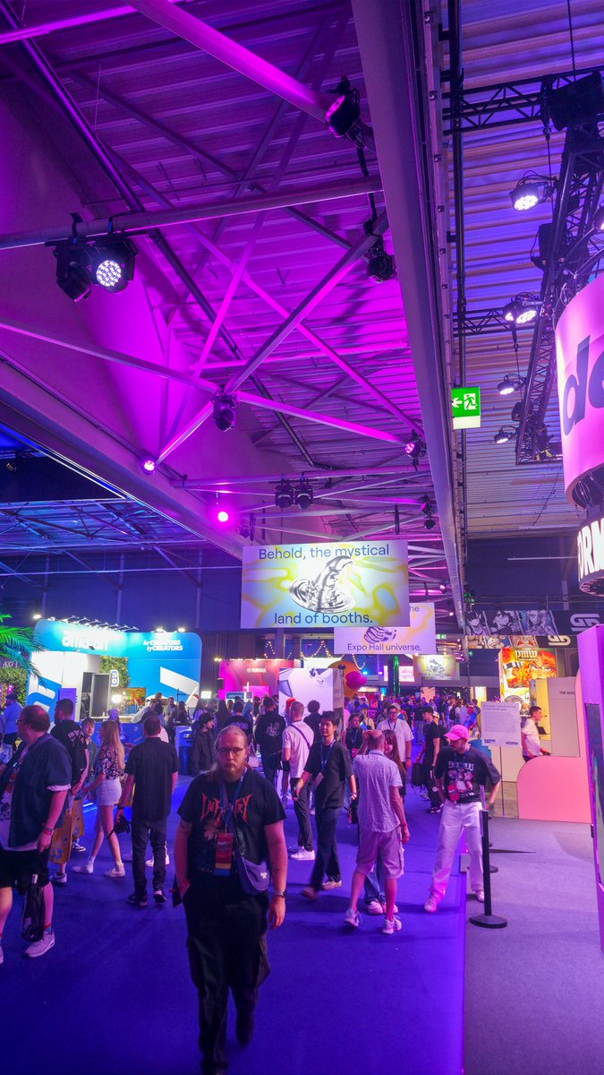 MrGlaideR's tweet photo. Flew out to TwitchCon

The timing worked out well this year: right before the event, Twitch released a batch of infrastructure updates: expanded monetization for smaller channels, the ability for streamers to create badges for their communities, more interactivity around Bits, new Hype Trains, significant improvements to mobile IRL tooling, and the announcement of an anti-viewbotting system. 
Then, during the opening, they added one more thing on top: 1440p quality from Affiliate level and up, plus a vertical streaming format.

So the conversations on-site were not abstract. There was a lot to discuss: how the platform is changing tools for streamers, what this means for smaller channels, how interactivity is going to evolve, and what the industry should do next with trust in metrics.

Let’s see what comes out of it.

Good to see partners, friends and colleagues in person. GL everyone