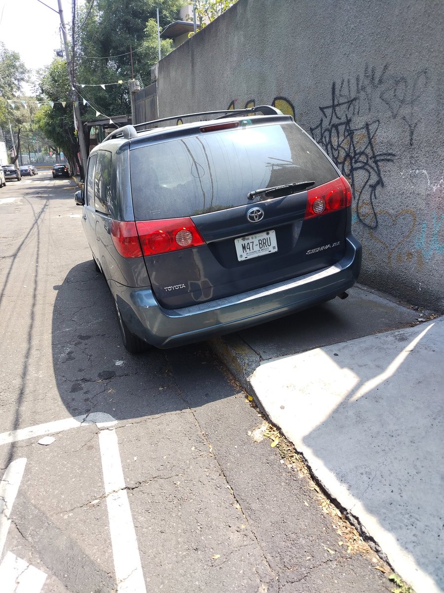 Mitros21's tweet photo. Hola @UCS_GCDMX 
Favor de remover y sancionar acorde al reglamento de tránsito a coches estacionados sobre la banqueta. 
Calle Tenancalco col. Cuevitas de Caramaguey en Tlalpan. https://t.co/uylCjECzkM