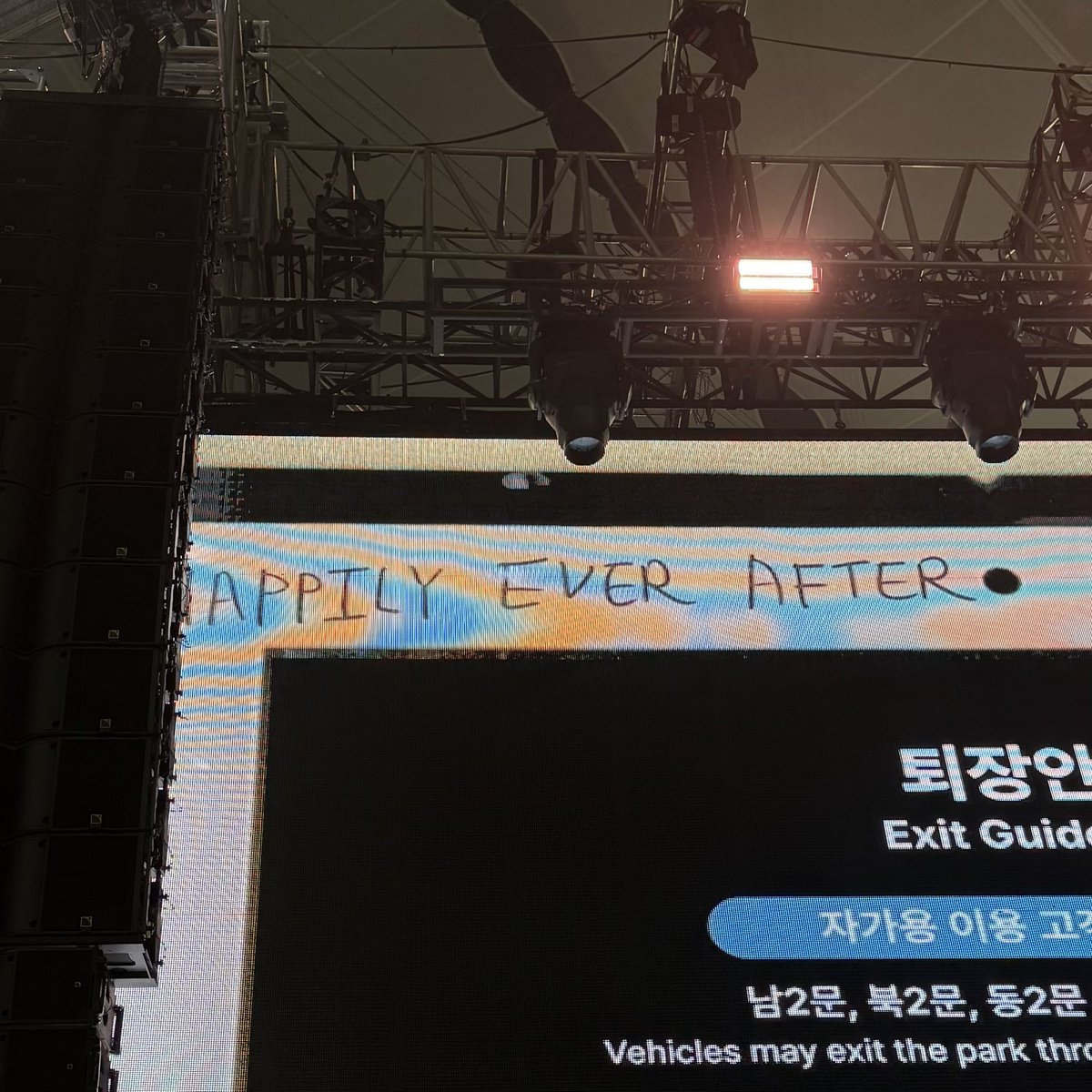 yysloversclub's tweet photo. 손글씨 귀여워
이번 공연에 유독 손글씨가 가득한 점도 참 조았다.. https://t.co/eKzxcs7Qqn
