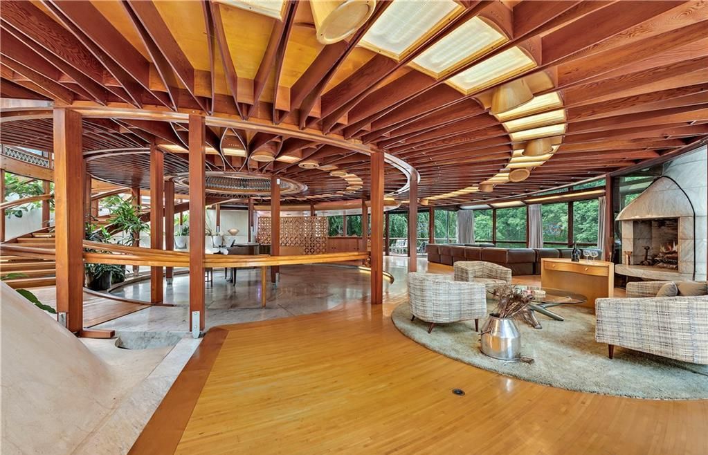 UtterlyInterest's tweet photo. Jackie Gleason’s UFO house, famously known as "The Mothership," a mid-century modern estate in Cortlandt Manor, New York. Commissioned by the comedian in 1959, the $650,000 project features futuristic curved architecture, no right angles. https://t.co/iUN4g0tJCX