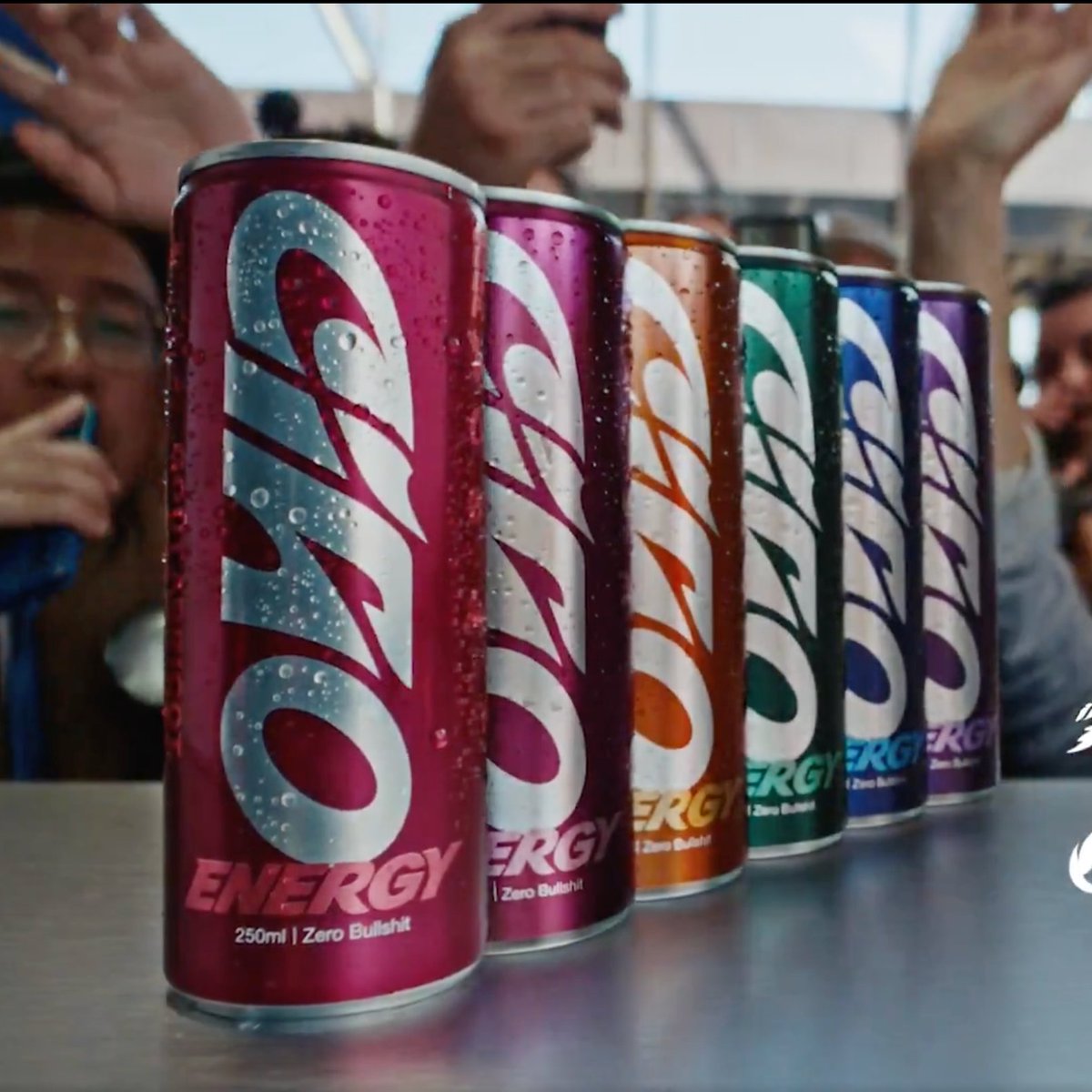 VarizanTom's tweet photo. Squeezie, Léna Situation et Inoxtag lancent une boisson énergisante : CIAO ENERGY

A eux 3, c'est 👇

- 32,59M abonnés youtube
- 19,7M followers instagram

Et des communautés variées: gaming, jeunesse, lifestyle, mode, divertissement.

Au delà du produit, la puissance de frappe cumulée des influenceurs est COLOSSALE. 

Et évidemment qu'ils utiliseront tous leurs canaux pour communiquer autour !

Après le succès du CIAO Kombucha, Squeezie continue de persévérer dans la boisson. Cette fois en s'associant avec 2 autres créateurs de contenu.

La logique est très bonne.